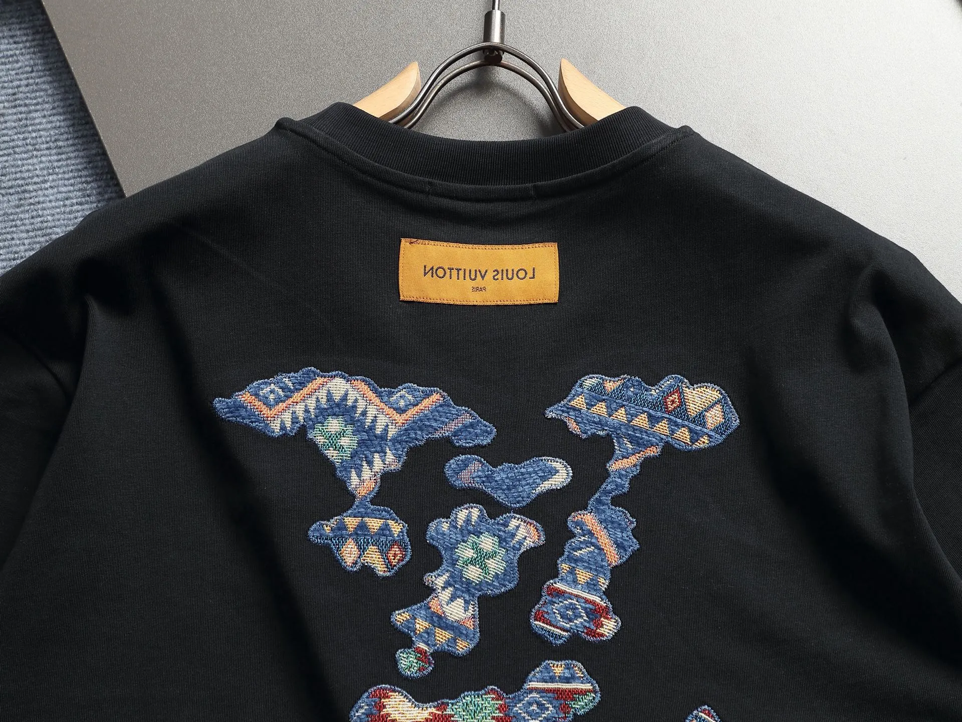 🅿️220 Louis Vuitton/Louis Vuitton High-end craftsmanship 1,000-needle embroidery. The large logo is exquisitely upgraded, inspired by the retro embroidery of the 1980s. Original fabric. Official same style. Short-sleeved T-shirt. Same vat dyed fabric. Very comfortable to the touch. The latest brick cabinet synchronization for spring and summer. Fashionable and personalized. Super versatile and good-looking. Very suitable for both men and women. A must-have for everyone. Hang tag. Collar label. Washed wheat. Complete with three labels. Color: black, white, khaki. Size: S M L XL |